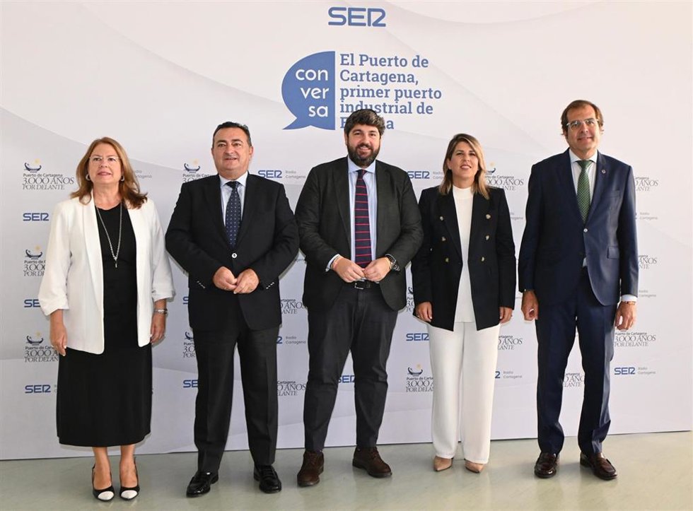 El presidente de la Comunidad, Fernando López Miras, participa en Cartagena en el Foro Conversa, organizado por la Cadena Ser