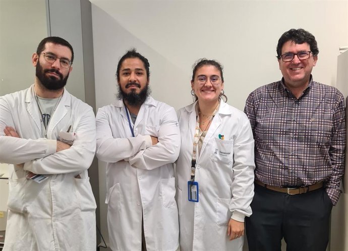 Ramón Hurtado-Guerrero, junto a los participantes en el estudio.