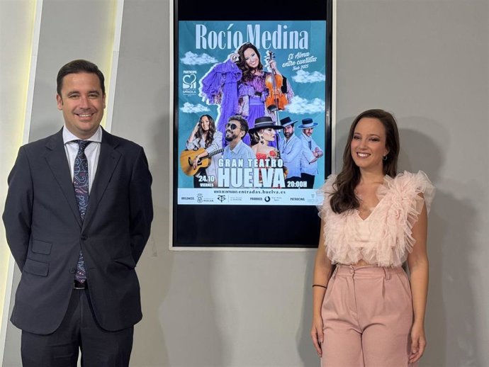 El concejal de Cultura y Patrimonio Arqueológico del Ayuntamiento de Huelva, Nacho Molina; junto a la violinista Rocío Media.