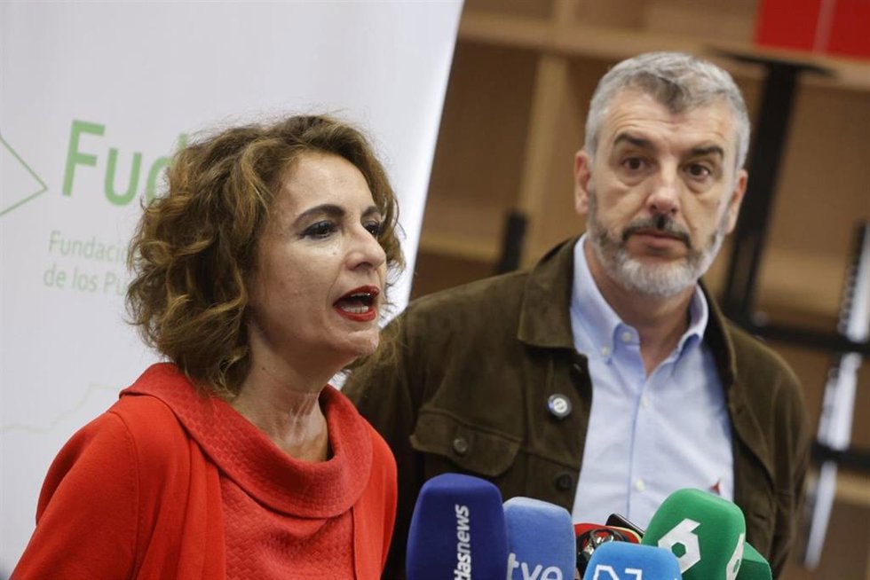 La vicepresidenta primera del Gobierno y ministra de Hacienda, María Jesús Montero, atiende a los medios en Córdoba.