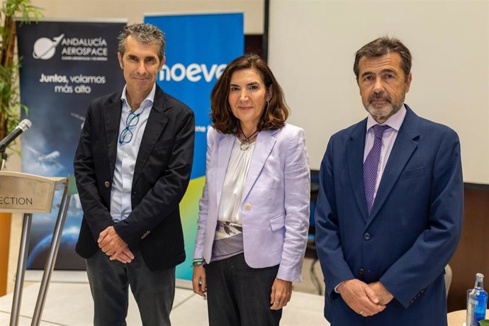 La consejera de Empleo, Empresa y Trabajo Autónomo de la Junta de Andalucía, Rocío Blanco, junto al director de Aviación Sostenible de Moeve, Álvaro Macarro, y el director de Andalucía Aerospace y moderador del encuentro Flying Green, Juan Román.