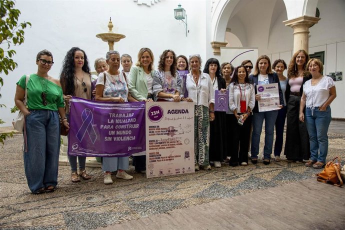 La delegada de Igualdad en la Diputación de Córdoba, Auxiliadora Moreno, y representantes de la Plataforma Cordobesa contra la Violencia a las Mujeres en la presentación de las actividades por el 25N.