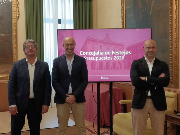 De izda a dcha: Gerente y presidente de Divertia Gijón, Fernando Losada y Óliver Suárez, respectivamente, y concejal de Festejos, Jesús Martínez Salvador.