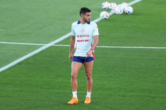 Ferran Torres en una concentración con la selección española