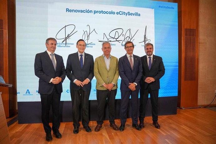 Firma del nuevo conveniode eCity Sevilla en el que han participado la Junta de Andalucía, Endesa, Sevilla TechPark y el Ayuntamiento.