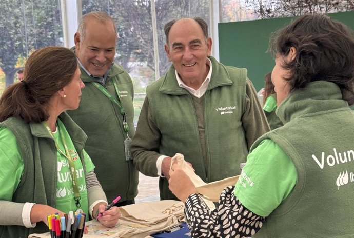 El presidente de Iberdrola,  Ignacio Galan, junto a voluntarios de la compañía