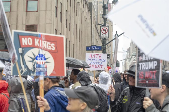 Archivo - 15 de junho de 2025, Nova York, Nova York, Estados Unidos: (novo) protesto "no kings". 14 de junho de 2025, nova york, nova york, estados unidos: pessoas seguram cartazes e bandeiras enquanto milhares de pessoas marcham no protesto "no kings" ao