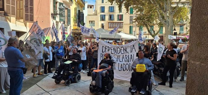 Tercer día de huelga y concentración de los trabajadores de la Fundación para la Dependencia.