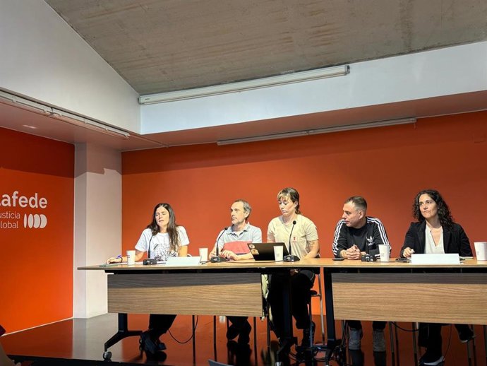 Rueda de prensa de miembros de la coalición Prou Complicitat amb Israel, Boicot ICL, Taula Sindical de Catalunya, Confederació Sindical d'Habitatge y la red de observadoras Som Defensores