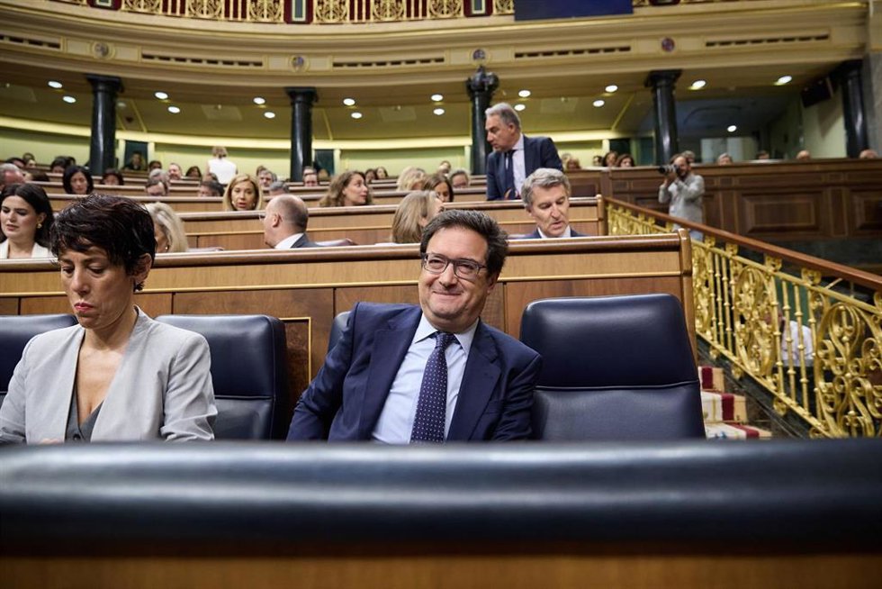 Archivo - La ministra de Inclusión, Seguridad Social y Migraciones, Elma Saiz y el ministro para la Transformación Digital, Óscar López, durante una sesión de control al Gobierno, en el Congreso de los Diputados, a 18 de junio de 2025, en Madrid (España