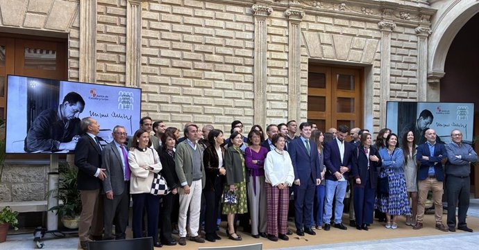 Mañueco, junto a familiares de Miguel Delibes.