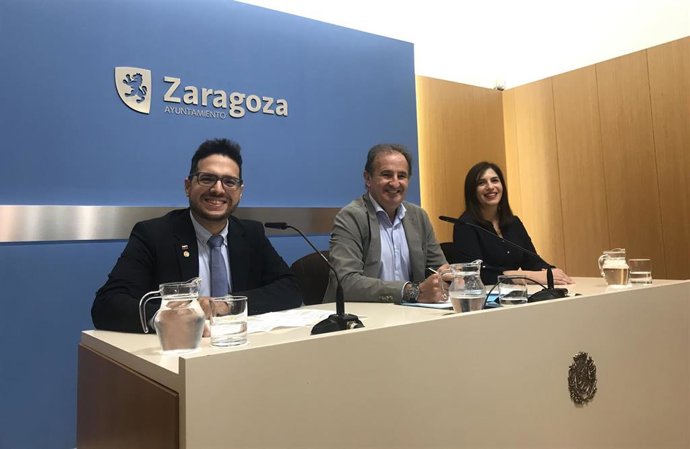 El portavo del grupo municipal del PP en el Ayuntamiento de Zaragoza, Ángel Lorén, y el vicepresidente de la Asociación Civil Iberovenezolana, José Miguel Carrasco,