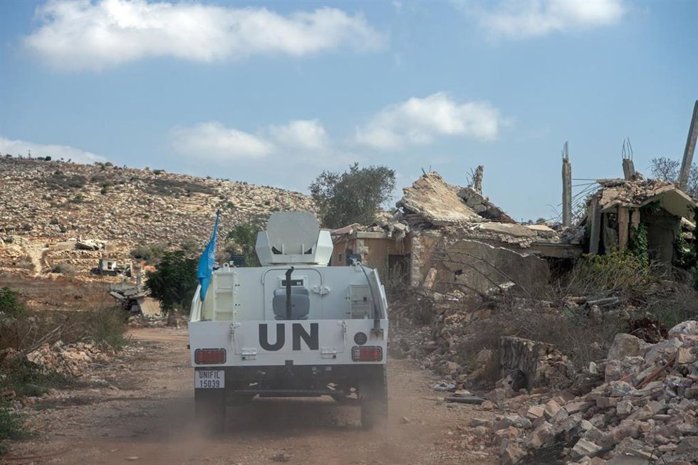 Un vehículo de la misión de la ONU en Líbano (FINUL) patrulla en la zona de Meiss el Jebel