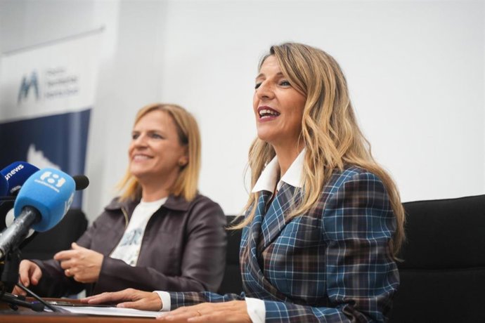 Yolanda Díaz acompañada por Pilar Bernabé en Torrent (Valencia)
