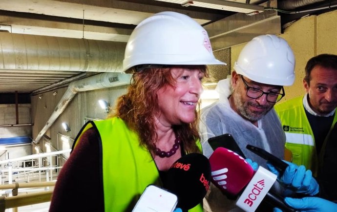 La primera teniente de alcalde del Ayuntamiento de Barcelona, Laia Bonet, atiende a los medios desde el alcantarillado de la ciudad.