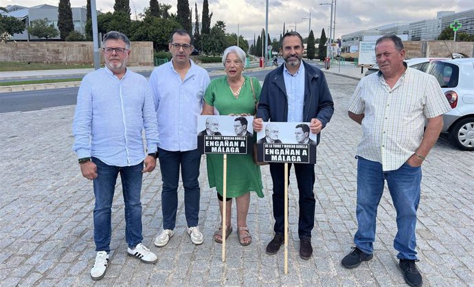 El portavoz socialista en el Ayuntamiento, Daniel Pérez; los concejales socialistas de Movilidad, Jorge Quero, y del distrito de Campanillas, Rubén Viruel; la presidenta de la asociación Evolución, Carmen Fernández.