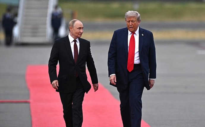 Archivo - El presidente de Estados Unidos, Donald Trump, recibe en Alaska a su homólogo de Rusia, Vladimir Putin, de cara a su cumbre en agosto de 2025 (archivo)