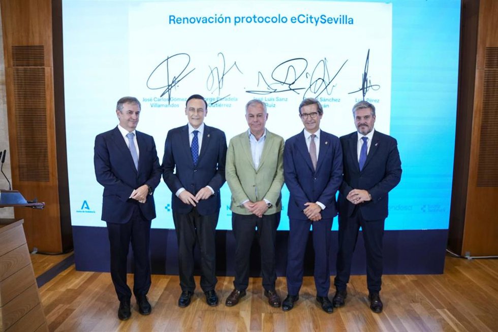 Los consejeros de Universidad, Investigación e Innovación, José Carlos Gómez Villamandos (2i), y de Industria, Energía y Minas, Jorge Paradela(2d),firman junto al alcalde de Sevilla, José Luis Sanz(c), el director general del Territorio Sur de Endesa, R