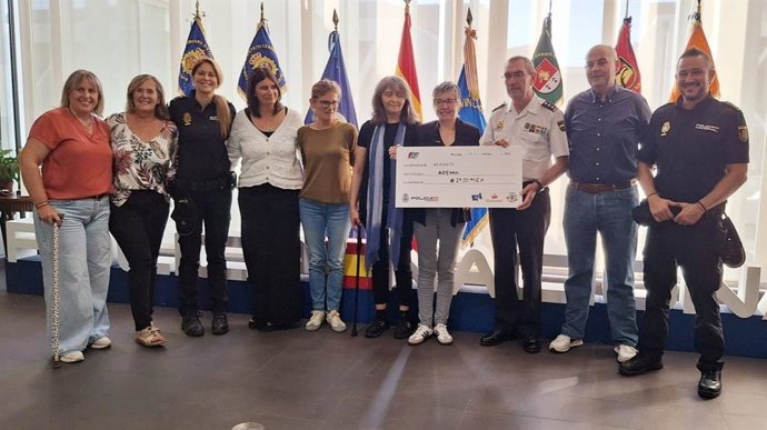 La Policía Nacional entrega a Adema 29.000 euros del cheque solidario de la carrera Ruta 091 en Alicante
