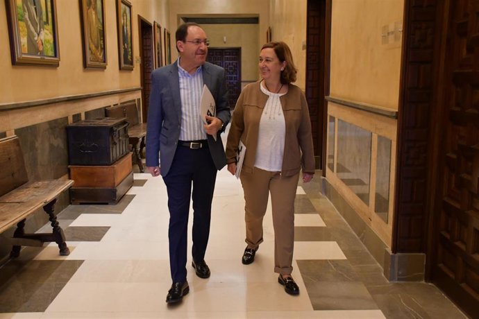 Jesús Guerrero y Concepción Cedillo en los pasillos de la Diputación.