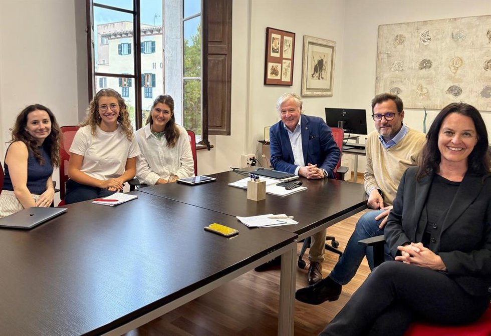 Un grupo de estudiantes de Suiza visita La Misericordia y se interesa por el turismo de Mallorca