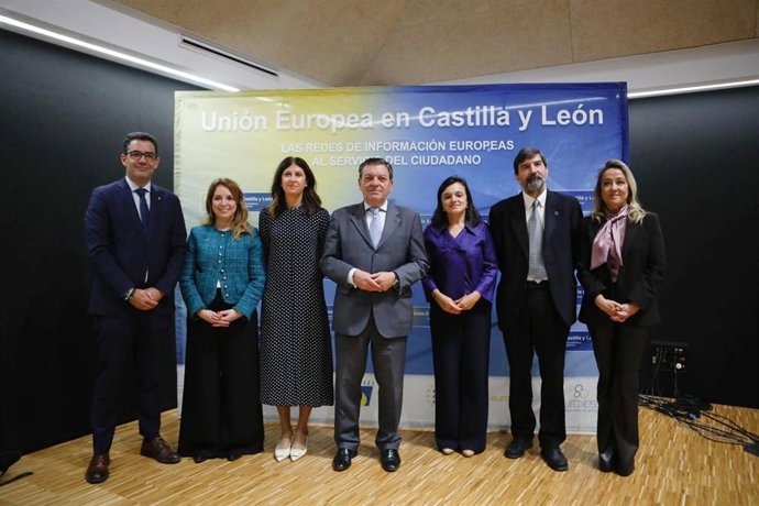 El consejero de Presidencia, González Gago, con los representantes de instituciones con redes de información particiopantes del proyecto piloto