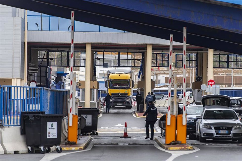 Archivo - El primer camión que pasa por la aduana comercial de Ceuta, a 21 de febrero de 2025, en Ceuta (España). Un camión de pescado fresco ha sido el primero que ha pasado por la aduana comercial de Ceuta, que ha iniciado su actividad diaria, ofrecie