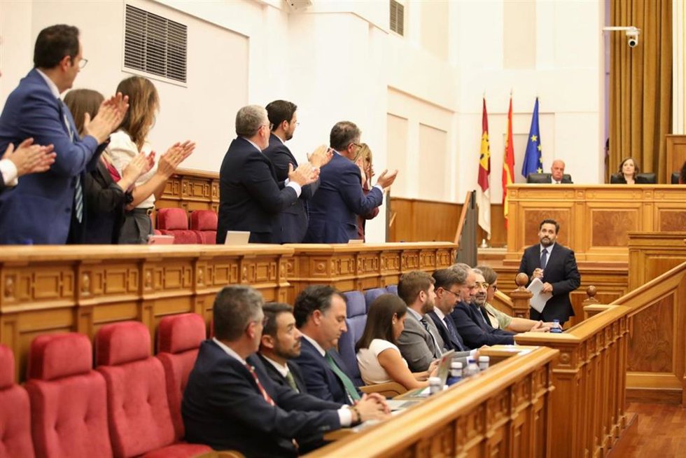 El presidente del PP de Castilla-La Mancha, Paco Núñez, durante la primera sesión del Debate sobre el Estado de la Región, en las Cortes de Castilla-La Mancha, a 16 de octubre de 2025, en Toledo, Castilla-La Mancha (España). Page se enfrenta desde hoy a