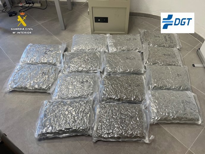 Detenido un hombre tras intervenir 22 kilos de marihuana en su coche durante un control en Orihuela