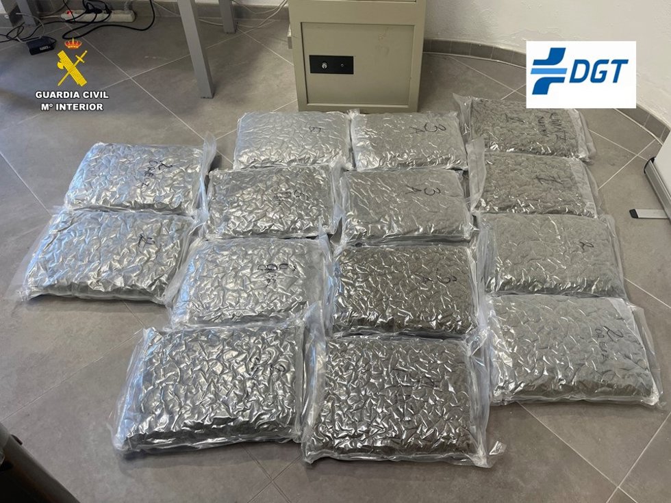Detenido un hombre tras intervenir 22 kilos de marihuana en su coche durante un control en Orihuela