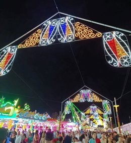 Paseo central en el recinto ferial durante la Feria de San Lucas.
