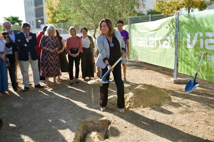La consejera de Desarrollo Educativo y Formación Profesional, María del Carmen Castillo, en la primera piedra de las obras del IES Lola Flores en Jerez.