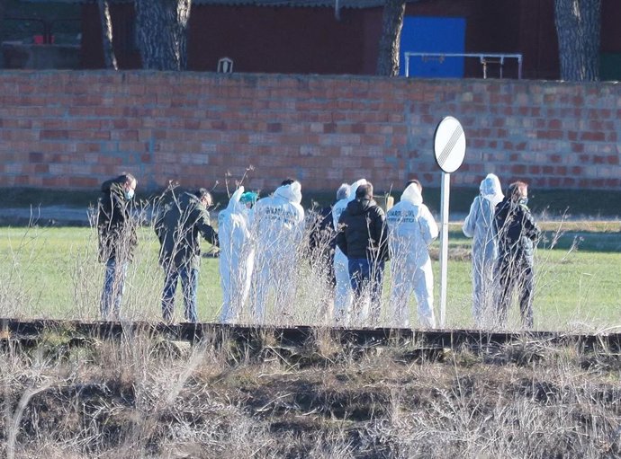 Archivo - Agentes de la Guardia Civil inspeccionan el cadáver de la joven hallado en febrero de 2023.