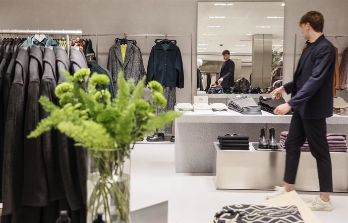 Archivo - Un dependiente en la nueva macrotienda de Zara  