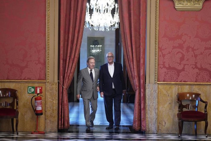 El presidente de la Cámara de Barcelona, Josep Santacreu, y el presidente de Banco Sabadell, Josep Oliu.