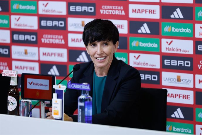 Sonia Bermudez na coletiva de imprensa como treinadora da seleção feminina de futebol