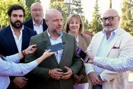 El portavoz adjunto de Vox en el Parlamento de Andalucía y portavoz nacional de Vox de Trabajo y Campo, Rodrigo Alonso, atiende a los medios