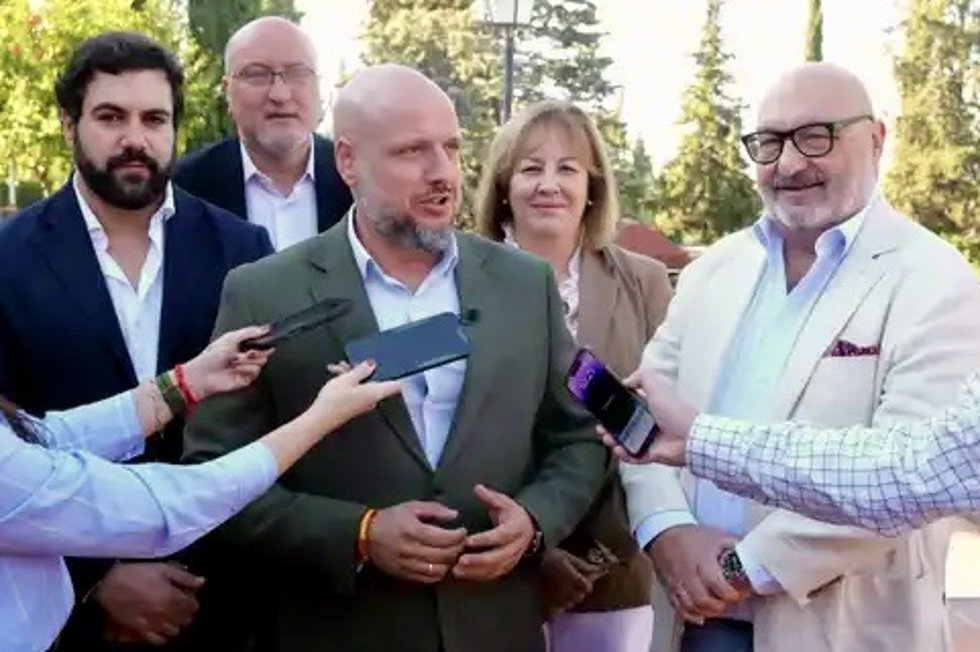 El portavoz adjunto de Vox en el Parlamento de Andalucía y portavoz nacional de Vox de Trabajo y Campo, Rodrigo Alonso, atiende a los medios