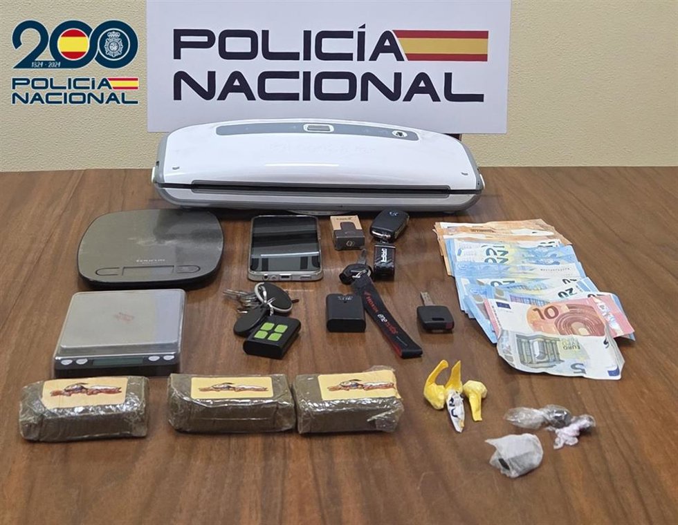 La Policía Nacional desmantela un punto negro de venta de cocaína y hachís en el barrio ourensano de A Ponte