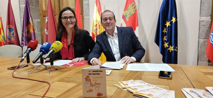 La teniente alcalde de Empleo, Industria, Comercio y Turismo, Sonsoles Prieto, y el concejal de Cultura, Ángel Sánchez.
