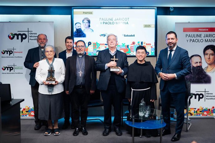 Foto de los premiados. De izquierda a derecha: P. José María Calderón, director nacional de OMP; Hna. Julia Aguiar, misionera en Benín; José Luis Pérez, presentador del evento; monseñor Vicente Martín, obispo auxiliar de Madrid; P. Eloy Bueno, catedrático