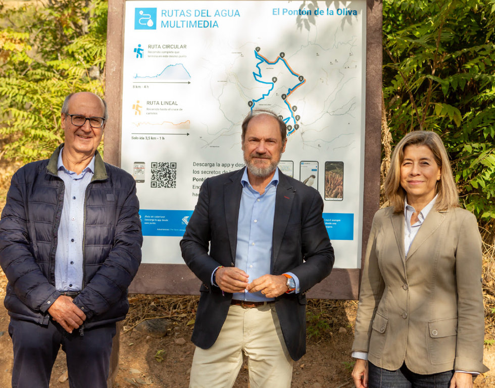 El alcalde de Patones, Luis Arriazu; el consejero delegado de Canal de Isabel II, Mariano González, y la directora gerente de la Fundación Canal, y Eva Tormo. 