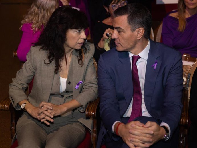 Archivo - La ministra de Igualdad, Ana Redondo y el presidente del Gobierno, Pedro Sánchez, durante un acto con motivo del Día Internacional para la Eliminación de la Violencia contra las Mujeres, en el Teatro Pavón, a 25 de noviembre de 2024, en Madrid (