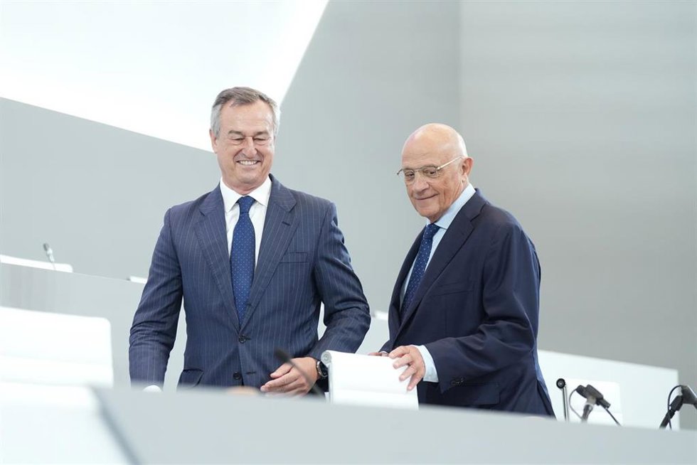 Archivo - El CEO del Banco Sabadell, César González-Bueno (i), y el presidente del Banco Sabadell, Josep Oliu (c), durante la junta general extraordinaria de accionistas de Banco Sabadell, a 6 de agosto de 2025, en Sabadell, Barcelona, Catalunya (España
