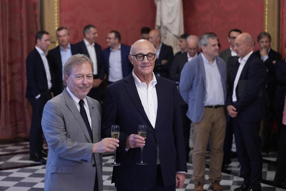 El presidente de la Cámara de Barcelona, Josep Santacreu (i), y el presidente de Banco Sabadell, Josep Oliu (d), durante un brindis, en la Llotja de Mar.
