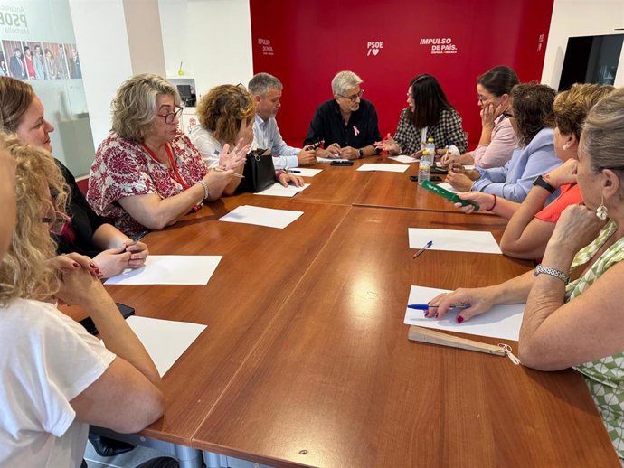 El secretario general del PSOE de Málaga, Josele Aguilar, y la diputada en el Congreso y portavoz del Grupo Municipal Socialista, Isabel Pérez, en un encuentro con  la presidenta de Marbella Feminista, Carmen Varo.