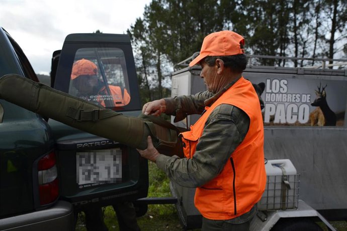 Archivo - Un hombre se prepara para cazar en los montes de Cameixa, a 12 de octubre de 2024, en Boborás, Orense, Galicia (España).