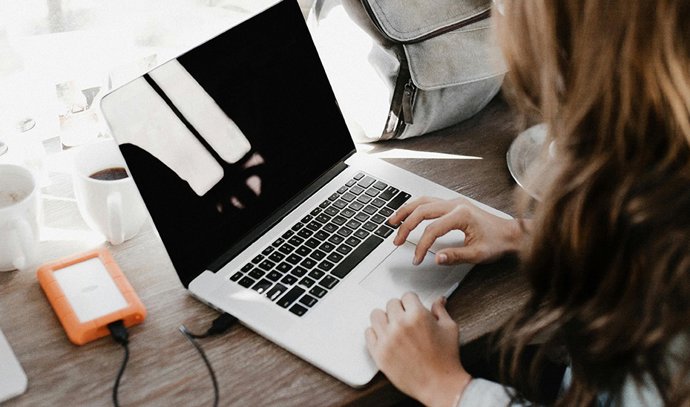 Archivo - Imagen de archivo de un trabajador con un ordenador. 