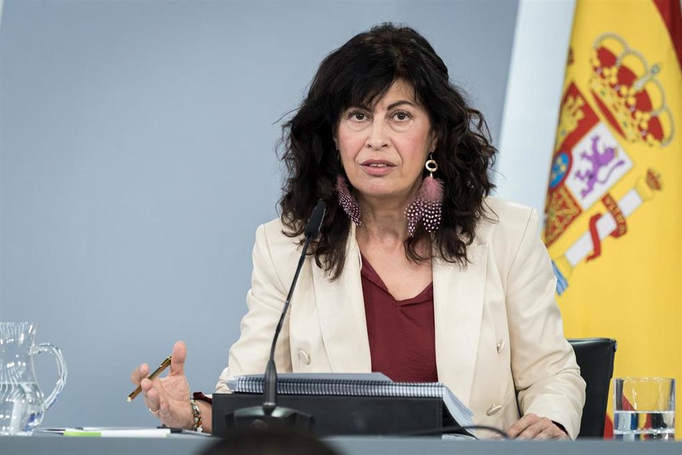 La ministra de Igualdad, Ana Redondo, durante una rueda de prensa posterior a la reunión del Consejo de Ministros, en el Palacio de la Moncloa, a 14 de octubre de 2025, en Madrid (España).