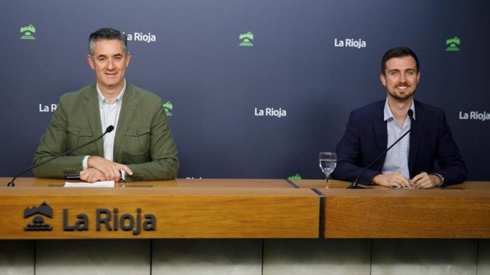 El director general de Deporte y Juventud, Diego Azcona, acompañado por el técnico del área, Pablo Blanco